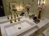 Zlato v kúpeľni, mozaiky a obklady v noblesnej farbe