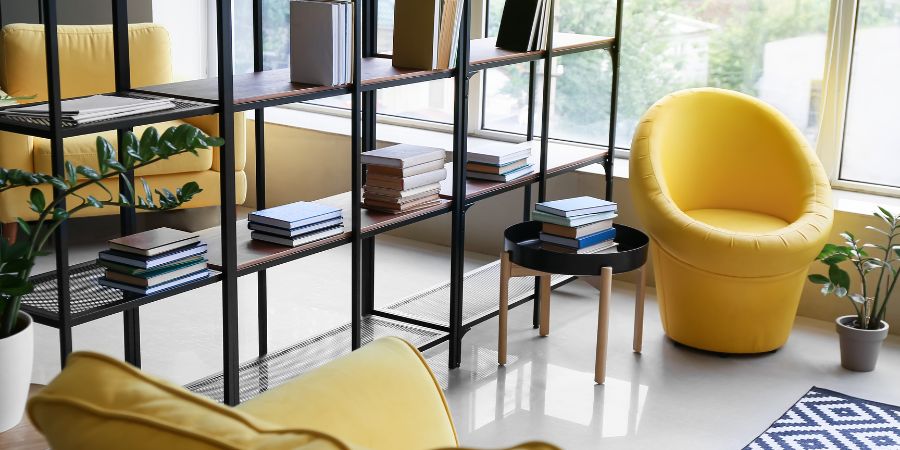 Knižnica v obývačke, kútik na čítanie a miesto na čítanie – pamätajte na miesto na sedenie