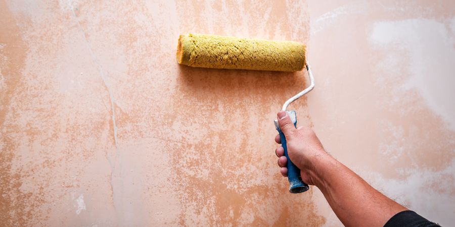 Je možné použiť základný náter na špinavé steny?