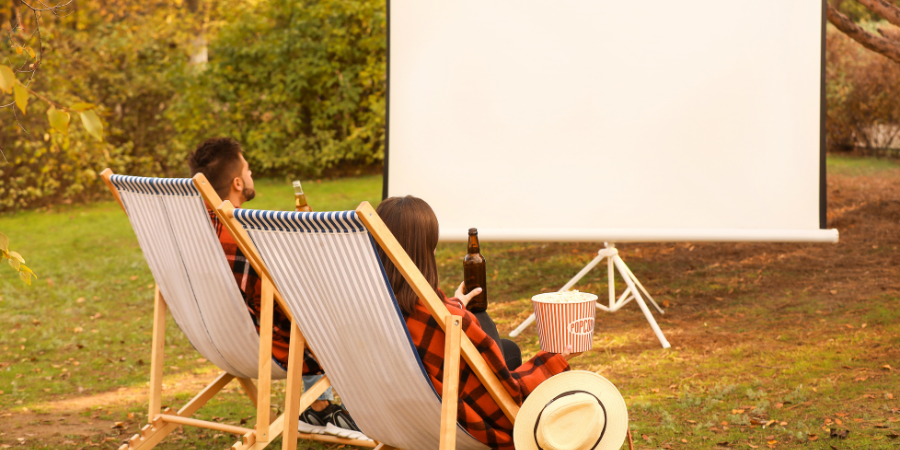 Kino na záhrade – ktorý nábytok na vonkajšie kino bude najlepšie?
