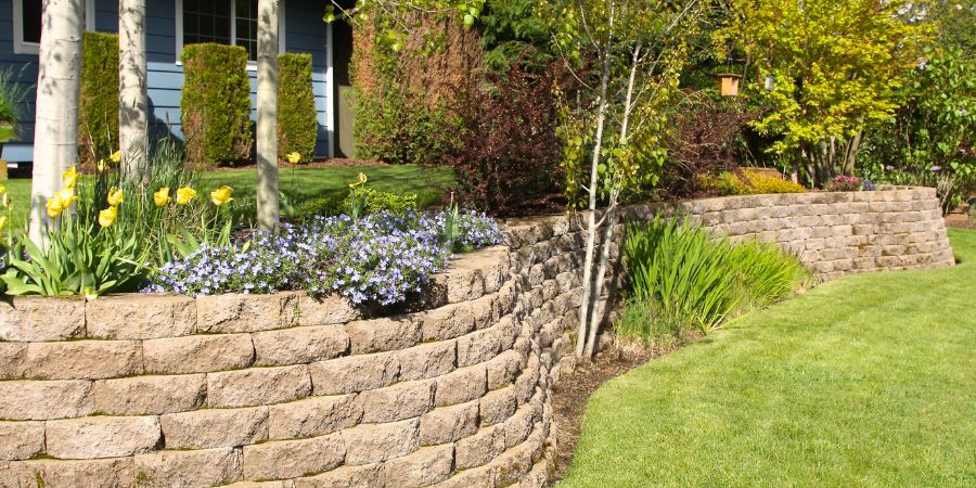 Ako vyrobiť oporný múr v záhrade?