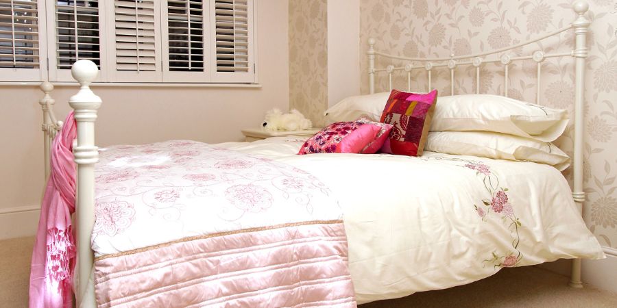 Kontrastné farby - ružová a biela v izbe Barbie