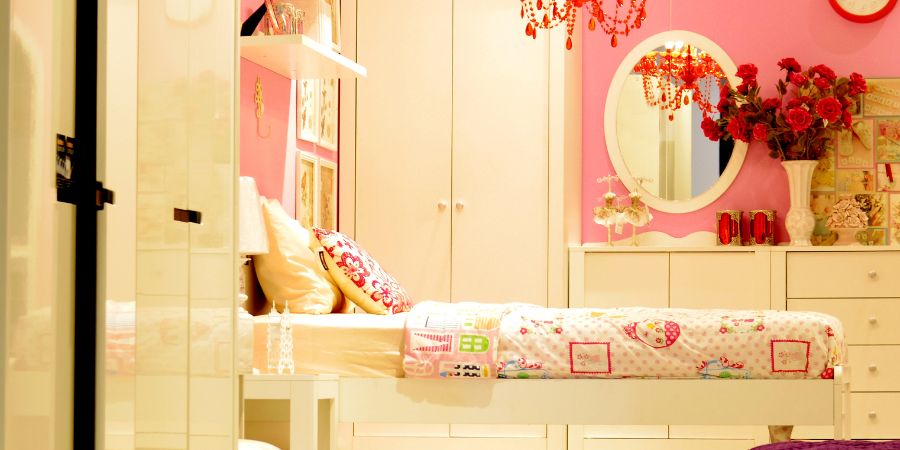Biely a ružový nábytok pre dievčatá - kreatívne aranžmány