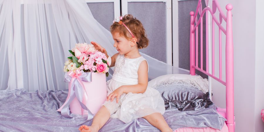 Dievčenská izba s posteľou pre princeznú - inšpiratívne dizajny