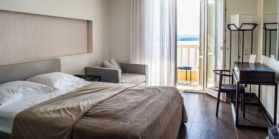 Moderný hotelový nábytok - ako si vybrať pohodlné zariadenie bez toho, aby ste minuli majland?