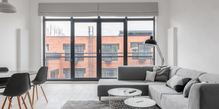 Ako zariadiť obývaciu izbu s veľkými oknami?