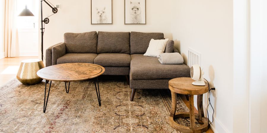 Zaoblené tvary v dizajne obývacej izby - prečo sa oplatí vybrať si ich?