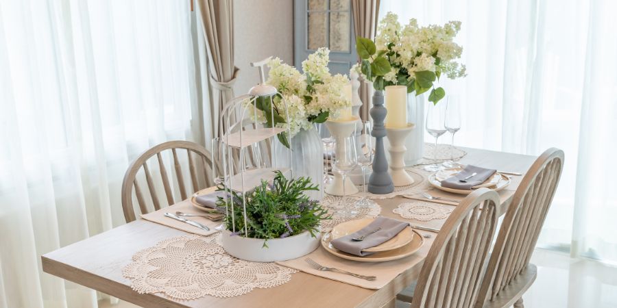 Elegantná váza ako dokonalá dekorácia do jedálne v akomkoľvek štýle