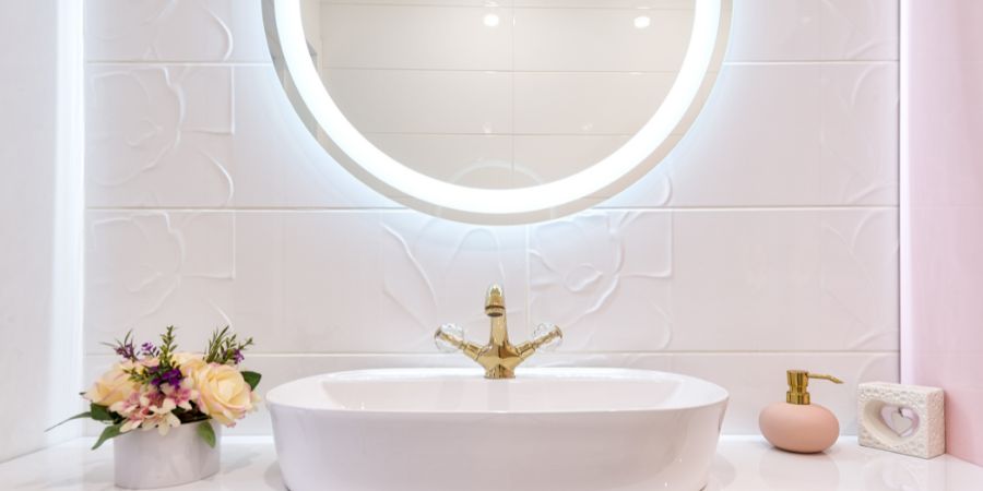 Optimálna výška kúpeľňového zrkadla nad umývadlom a funkčnosť miestnosti